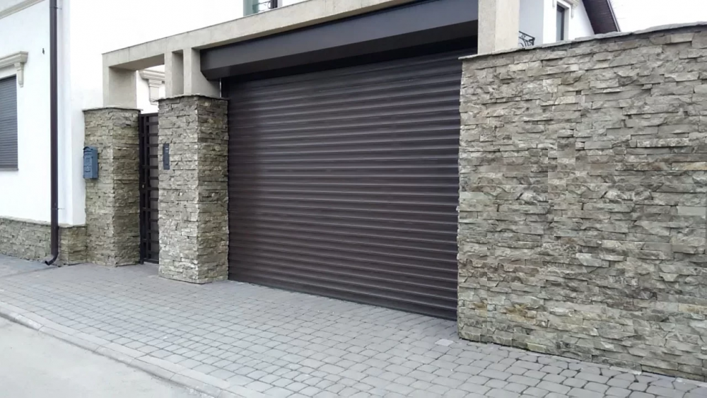 Iată ce trebuie să știi despre montarea ușii de garaj tip rulou 
