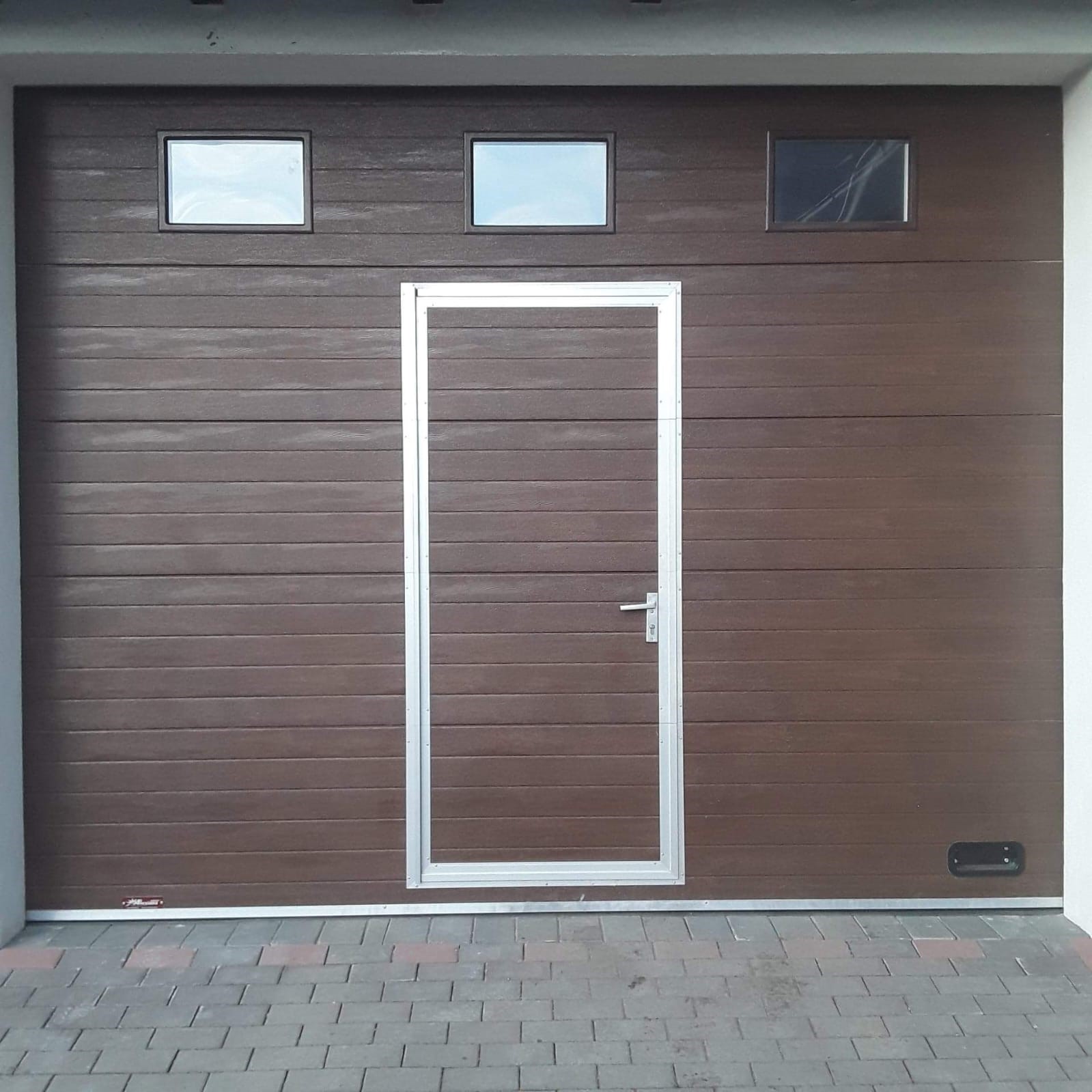 De ce să alegi ușa de garaj cu ușă pietonală – la garaj personal sau în spații comerciale/industriale